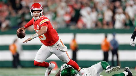 Patrick Mahomes, Chiefs withstand rally by Zach Wilson, Jets to win 23-20